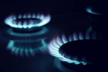 Yazıcı siyah arka plan üzerinde yanan gaz.