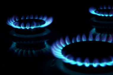 Yazıcı siyah arka plan üzerinde yanan gaz.