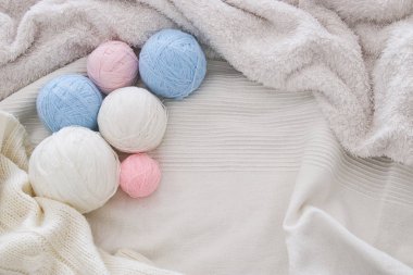 pembe ' yün yumuşak yatak üzerinde mavi ve beyaz sıcak ve rahat iplik topları.