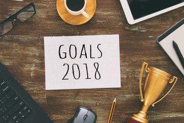 Üstten Görünüm 2018 Altın Kupa, fincan kahve ve bilgisayar klavye üzerinde ahşap Resepsiyon ile listesi gol.