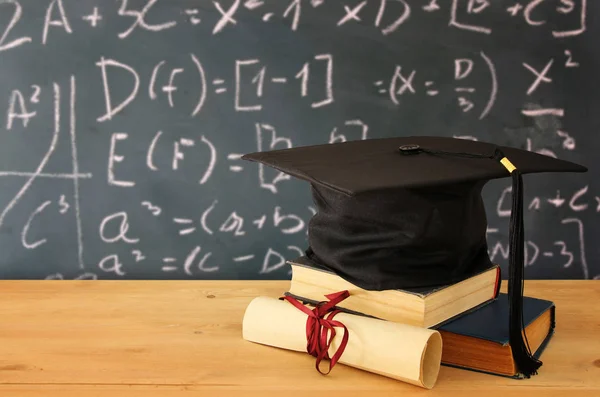 Imagen Graduación Sombrero Negro Sobre Libros Antiguos Junto Graduación Escritorio — Foto de Stock