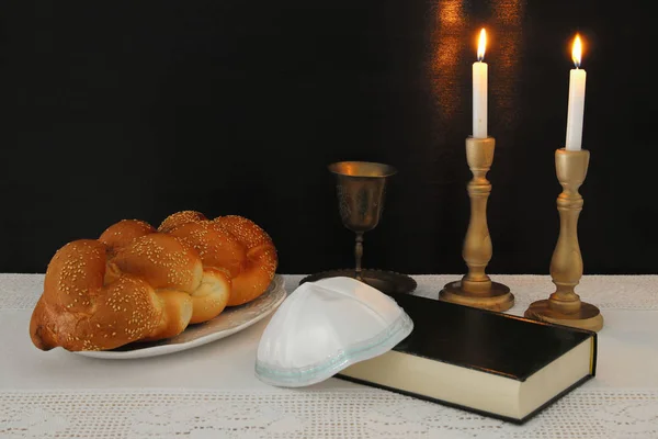 안식일 이미지입니다. challah 빵, 안식일 와인과 테이블에 촛불. — 스톡 사진
