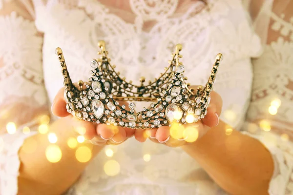 ダイヤモンドの王冠を保持している白いレースのドレスで美しい女性のイメージ。ファンタジー中世期間. — ストック写真