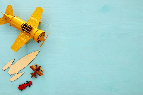 Imagen de vista superior del avión de juguete de metal amarillo retro sobre fondo azul . — Foto de Stock
