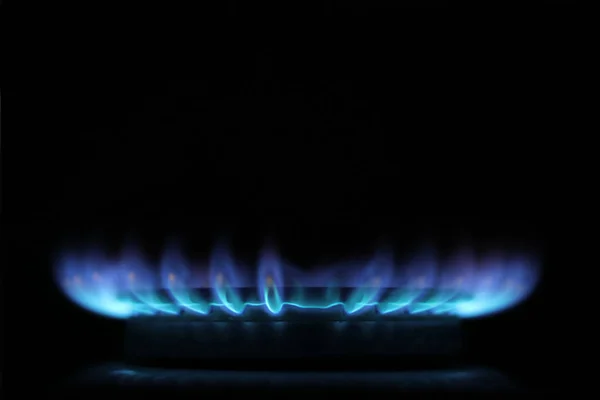 Quemadura de gas en el quemador sobre fondo negro . — Foto de Stock