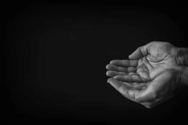 Černo-bílý obrázek otevřené mužské ruky prosí o pomoc. — Stock fotografie