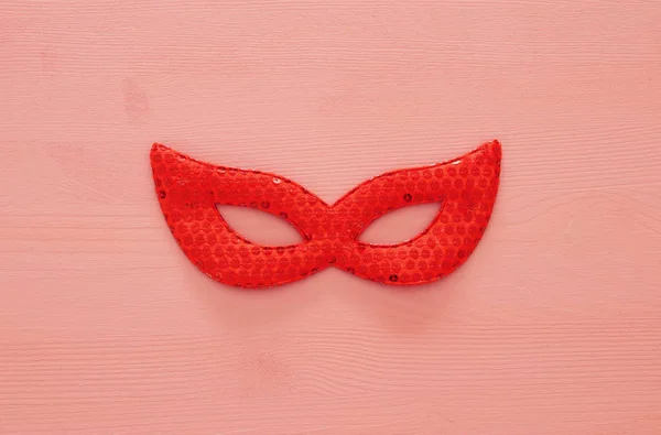 Foto van het bovenaanzicht van gemaskerd Venetiaans masker achtergrond. Flat lag. Purim viering concept (Joods carnaval vakantie). — Stockfoto