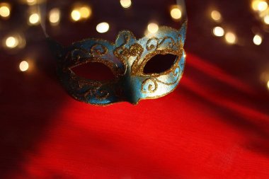 Şık mavi ve altın Venedik, mardi gras maskesi üzerinden kırmızı bir arka plan görüntüsü. Büyülü glitter ovrlay.
