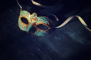 Şık mavi ve altın Venedik, mardi gras maskesi koyu arka plan üzerinde görüntü. Vintage süzülmüş fotoğraf.