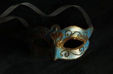 Şık mavi ve altın Venedik, mardi gras maskesi koyu arka plan üzerinde görüntü.