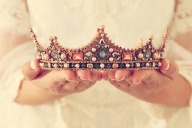 elmas crown holding beyaz dantel elbise bu güzel hanımla görüntüsü. fantezi Ortaçağ dönemi.