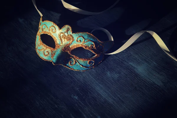 Изображение элегантной сине-золотой венецианской, марди-гра маски на темном фоне. Винтажное отфильтрованное фото . — стоковое фото