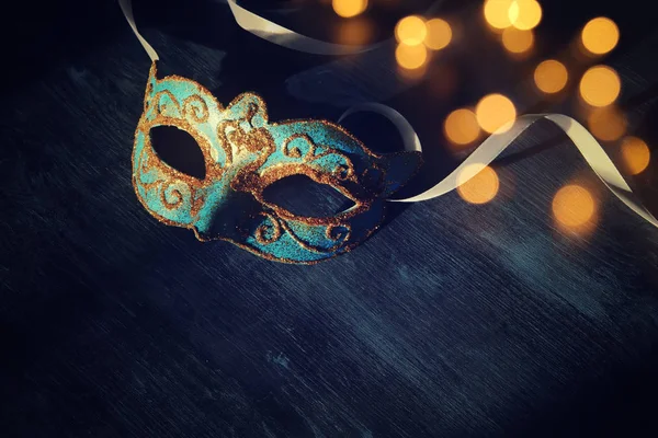 Wizerunek elegancki niebieski i złoty weneckim, mardi gras maski na ciemnym tle. Brokat nakładki. — Zdjęcie stockowe