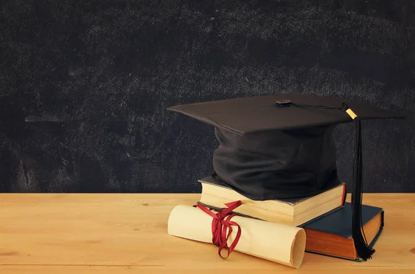 Afbeelding Van Afstuderen Zwarte Hoed Oude Boeken Naast Afstuderen Houten — Stockfoto