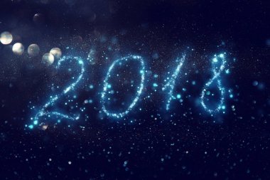 Mutlu yeni yıl 2018 glitter ile arka plan ışıklar. de-odaklı.