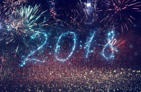 Mutlu yeni yıl 2018 glitter ile arka plan ışıklar. de-odaklı.