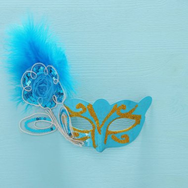 Üstten Görünüm maskeli balo palyaço arka plan görüntüsü. Düz yatıyordu. Purim kutlama kavramı (Yahudi karnaval tatil).