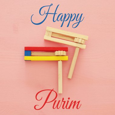 Purim kutlama kavramı (Yahudi karnaval tatil). Gürültü maker geleneksel oyuncak Üstten Görünüm.