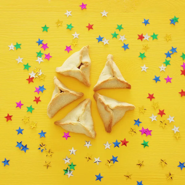 Conceito de celebração Purim (feriado de carnaval judaico). Biscoitos hamantaschen tradicionais. Vista superior . — Fotografia de Stock