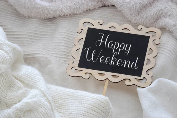 テキストと黒板のイメージ: 居心地の良い、白い毛布の上幸せな週末。トップ ビュー. — ストック写真
