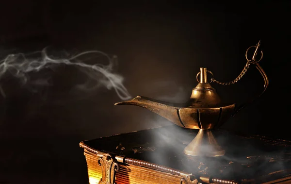 Obrázek Kouzelná lampa aladdin ve starých knihách. Lampa z přání — Stock fotografie
