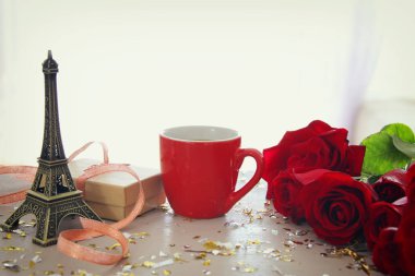 Sevgililer günü romantik arka plan güzel ahşap masa üzerinde gül buketi ile.