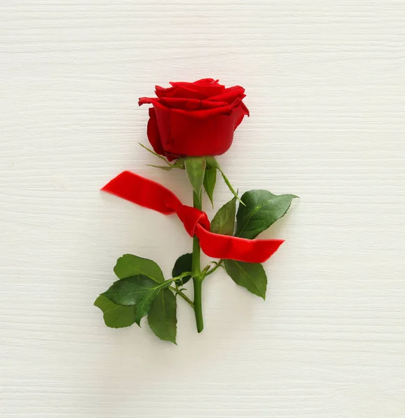 Aftelkalender voor Valentijnsdag achtergrond met rode roos. Bovenaanzicht. — Stockfoto