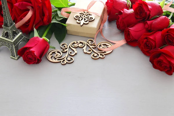 Día de San Valentín fondo romántico con hermoso ramo de rosas en la mesa de madera . —  Fotos de Stock