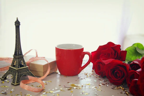 Latar belakang hari Valentine romantis dengan karangan bunga mawar yang indah di atas meja kayu . — Stok Foto