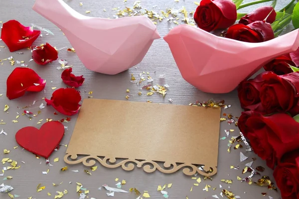 Fondo del día de San Valentín. Hermoso ramo de rosas junto a la carta vacía en la mesa de madera . —  Fotos de Stock