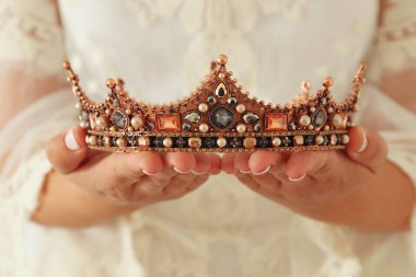 elmas crown holding beyaz dantel elbise bu güzel hanımla görüntüsü. fantezi Ortaçağ dönemi.