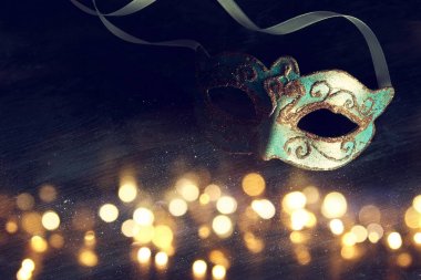 Şık mavi ve altın Venedik, mardi gras maskesi koyu arka plan üzerinde görüntü. Glitter yerleşimi.