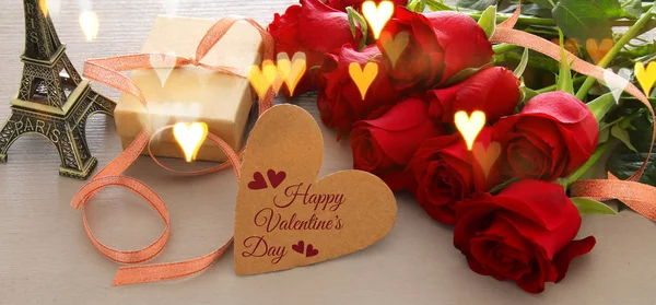 Aftelkalender voor Valentijnsdag romantische achtergrond met prachtige boeket rozen op de houten tafel. — Stockfoto