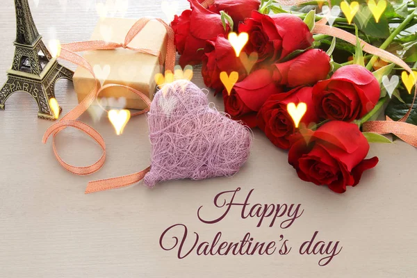 Alla hjärtans dag romantiska bakgrund med vacker bukett av rosor på träbord. — Stockfoto
