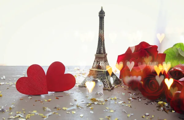 Valentin-nap romantikus háttér gyönyörű csokor rózsa fa tábla. — Stock Fotó