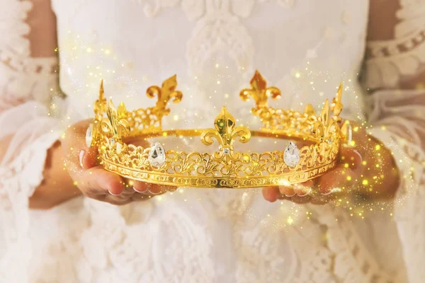 Afbeelding van de mooie dame met witte lace dress diamant kroon te houden. Fantasy-Middeleeuwen. — Stockfoto