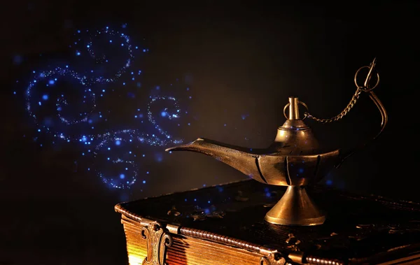 Изображение волшебной лампы Аладдина на старых книгах. Лампа желаний — стоковое фото
