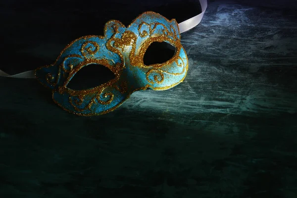 Зображення елегантної блакитної і золотої венеціанської маски для гри в марді на чорному тлі . — стокове фото