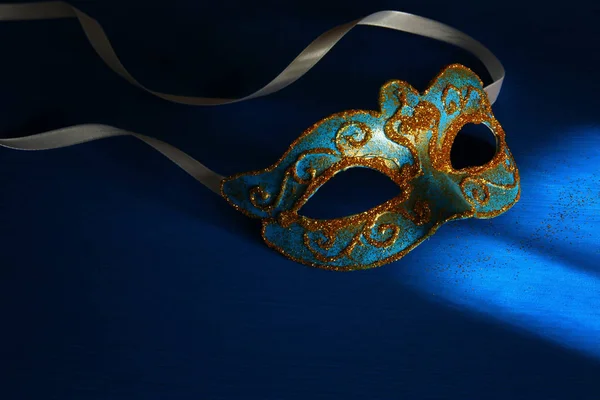 Elegáns Kék Arany Velencei Mardi Gras Maszk Fölött Sötét Háttér — Stock Fotó