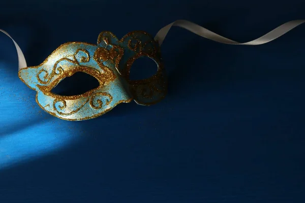 エレガントなブルーとゴールドのベニス風 暗い背景上のマルディグラ マスクのイメージ — ストック写真