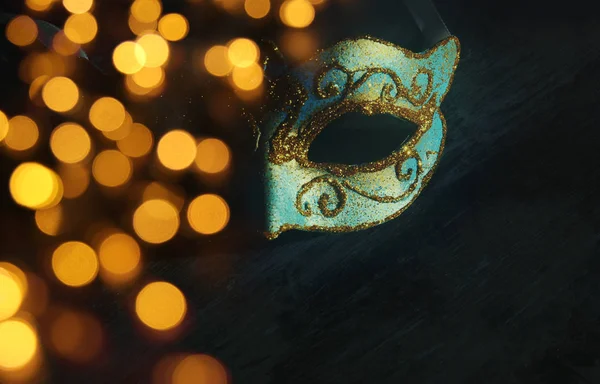 Bild av elegant blått och guld venetianska, mardi gras mask över mörk bakgrund. Glitter överlägg. — Stockfoto