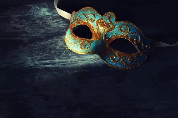 Bilden av elegant blått och guld venetianska, mardi gras mask över svart bakgrund. — Stockfoto