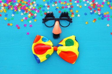 Karnaval kutlama kavramı komik bıyık gözlüklü. Üstten Görünüm.