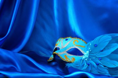 Zarif Venedik Maske mavi ipek arka plan üzerinde görüntü.