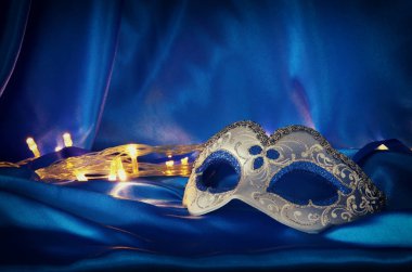 Zarif Venedik Maske mavi ipek arka plan üzerinde görüntü.