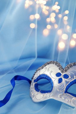 Narin zarif Venedik Maske mavi ipek ve tül kumaş arka plan üzerinde görüntü