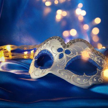 Zarif Venedik Maske mavi ipek arka plan üzerinde görüntü.