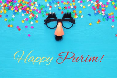 Purim kutlama kavramı (Yahudi karnaval tatil) komik bıyık gözlüklü. Üstten Görünüm