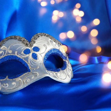 Zarif Venedik Maske mavi ipek arka plan üzerinde görüntü.