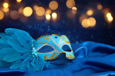 Şık mavi ve altın Venedik Maske mavi ipek kumaş arka plan üzerinde görüntü